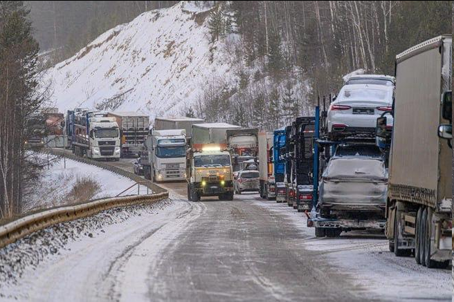 raging545's tweet image. Because of the -20 C weather and lack of snow clearing equipment (because money spent on war), near Baikal in Russia there is for a 3rd day a 100km traffic with app 10,000 cars stuck on the road. Many driivers have no food &amp;amp; water, with some being fed by cafes &amp;amp; gas stations.