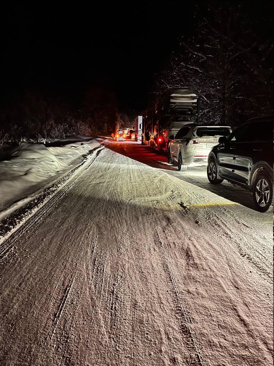 raging545's tweet image. Because of the -20 C weather and lack of snow clearing equipment (because money spent on war), near Baikal in Russia there is for a 3rd day a 100km traffic with app 10,000 cars stuck on the road. Many driivers have no food &amp;amp; water, with some being fed by cafes &amp;amp; gas stations.