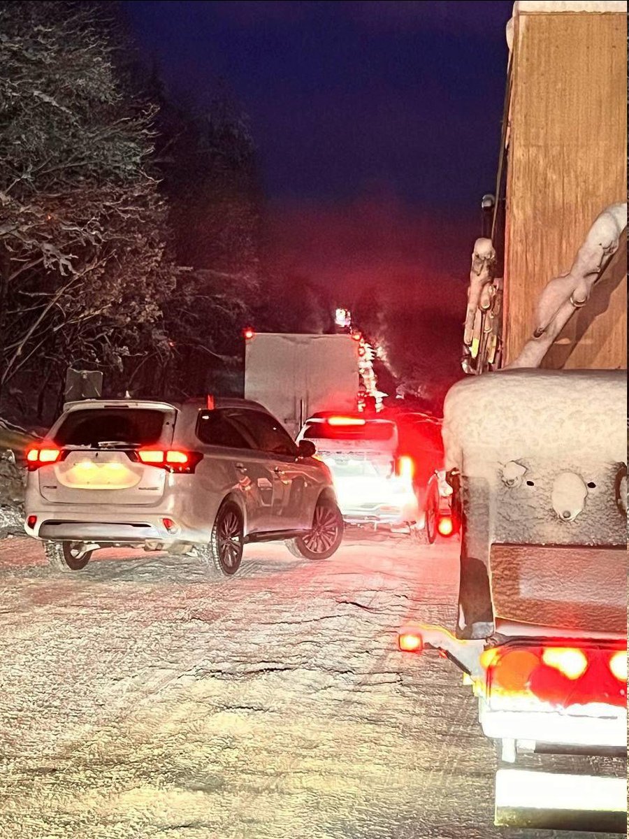 raging545's tweet image. Because of the -20 C weather and lack of snow clearing equipment (because money spent on war), near Baikal in Russia there is for a 3rd day a 100km traffic with app 10,000 cars stuck on the road. Many driivers have no food &amp;amp; water, with some being fed by cafes &amp;amp; gas stations.