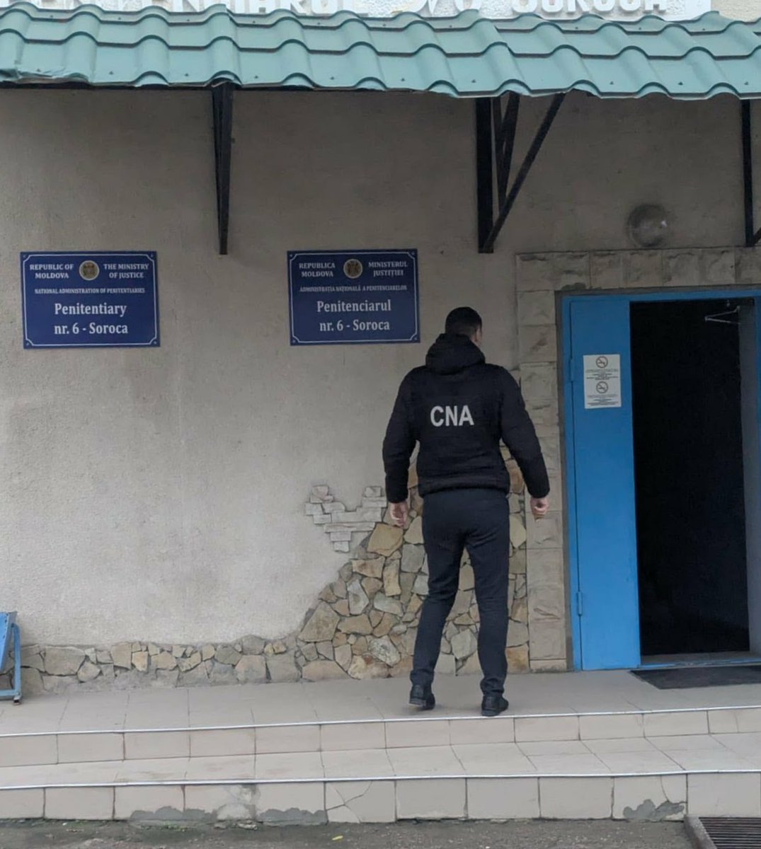 CAnticoruptie's tweet image. #NAC conducts searches at #Penitentiary #Soroca in a case of #passive_corruption and #active_corruption. A section chief was detained, suspected of requesting and receiving money from the wife of a detainee in exchange for transmission of prohibited items.cna.md/ro/node/1517