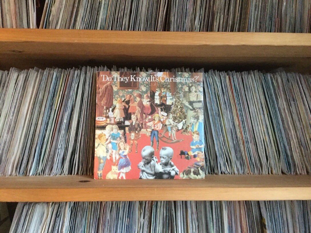 Op 3 december 1984 kwam de benefietsingle ‘Do They Know It’s Christmas?’ van Band Aid uit. Vanaf 5 januari 1985 stond het nummer drie weken op de eerste plaats van de Nederlandse Top 40. youtu.be/RH-xd5bPKTA?si…