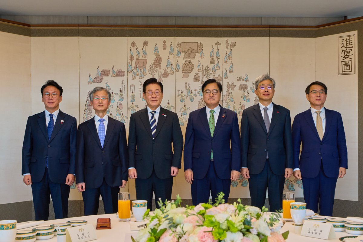 Jaemyung_Lee's tweet photo. ‘빛의 혁명’이 시작된 지 꼭 1년, 헌정 질서를 수호할 최고 책임자들과 만나 뵈니 그 의미가 한층 더 깊게 다가옵니다.

우원식 의장님께서 건네주신 기념패의 이름처럼, 민주주의를 지켜낸 국민의 뜨거운 열망은 ‘꺼지지 않는 기억’으로 역사에 새겨질 것입니다. 그 준엄한 명령에 따라 ‘국민이 주인인 나라’를 만드는 일은 오늘 모인 우리가 함께 짊어진 공동의 책무입니다.

정부는 국민주권의 변함없는 원칙을 나침반 삼아 민생을 최우선시하는 국정을 실현해 나가겠습니다. 굳건한 민주주의를 토대로 위기 극복, 성장과 도약, 국민통합까지 산적한 과제를 해결하는 일에 힘을 모아주실 것으로 믿습니다.

앞으로 더 자주 뵙고 지혜를 구하겠습니다.