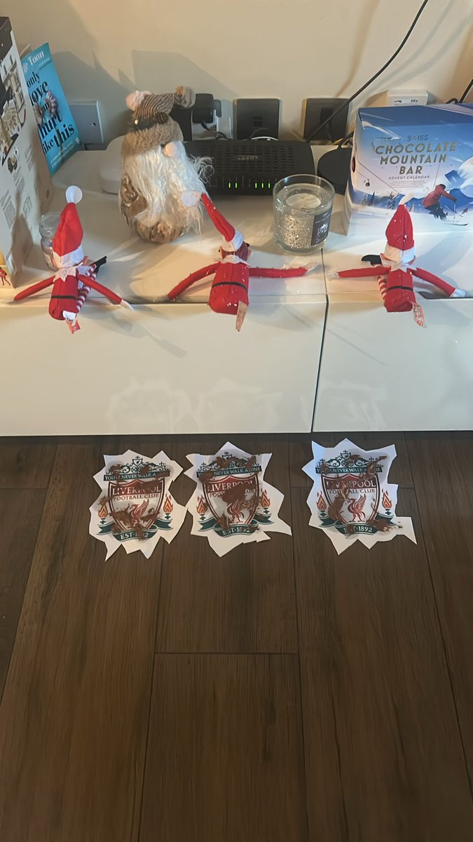 juan_dango's tweet photo. My 3 cheeky elves this morning 😂 https://t.co/4tAd6Y9cXb