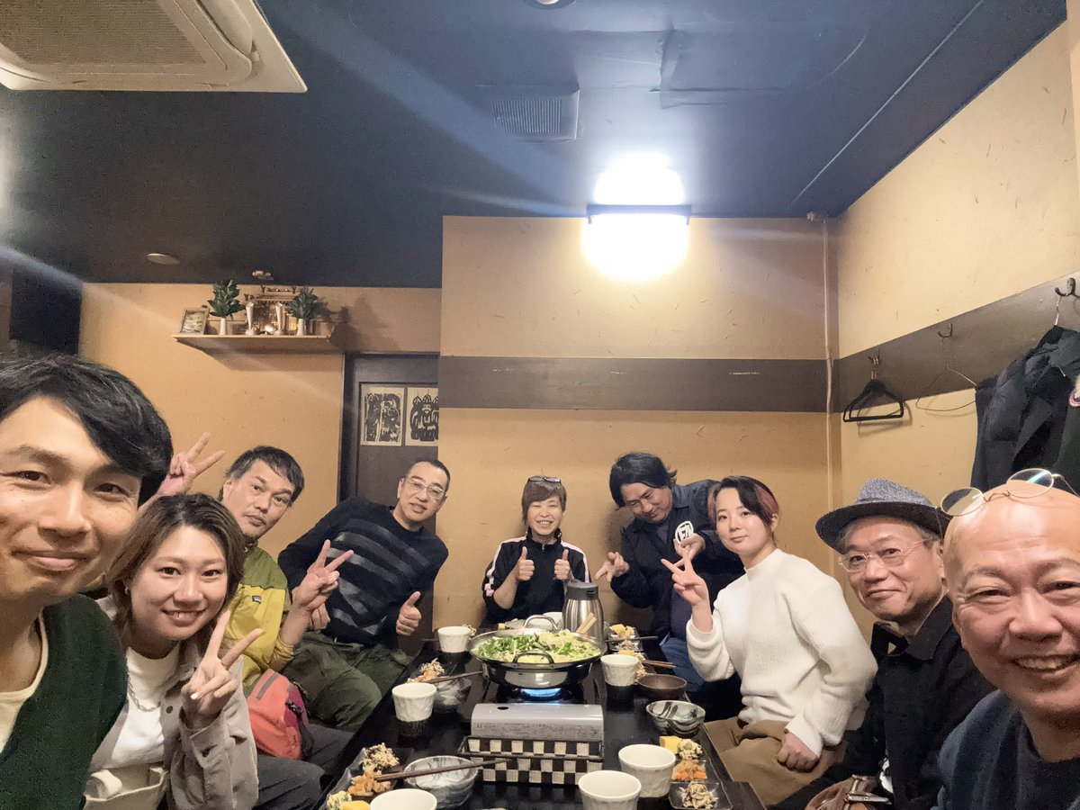 Raionnobaito3's tweet photo. 本日はウナギ店の焼き氏・店長さん達が集まっての���体集会でした！
自分が焼いてたウナギがきっかけで今では素晴らしい仲間が沢山出来て、文字通り輪になってくれました。

今年もあと少しですが全店気合い入れて営業させて頂きます。
［リカcが集会メンバーに加入してくれた😁］ https://t.co/XzVSGmm4Cv