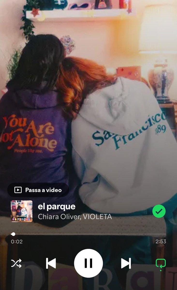 XxviiEmma2's tweet photo. me in public:                   my headphones: https://t.co/zL40OSzF2l