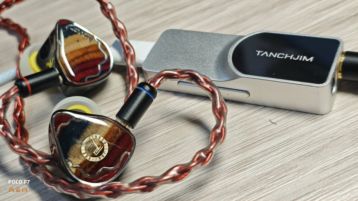 皆様こんばんは❄ 吹雪いています☃️積もったらどうしよ 今夜のお供は