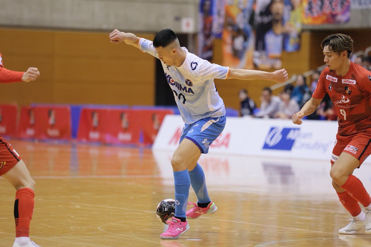 s_seiya0827's tweet photo. my shoes👟
［Joma］
フィット感、クッション性、デザイン、耐久性全てにおいて、最高の一足✨
インドネシアでも、日本でも、まだまだ満足のいく結果は出ていないけれど、サポートしてくれている　@sol_sorriso 様！
辛く、厳しい道のりですが、感謝を忘れずにあと少し戦い抜きます！
#futsal https://t.co/mZxGE2loqD