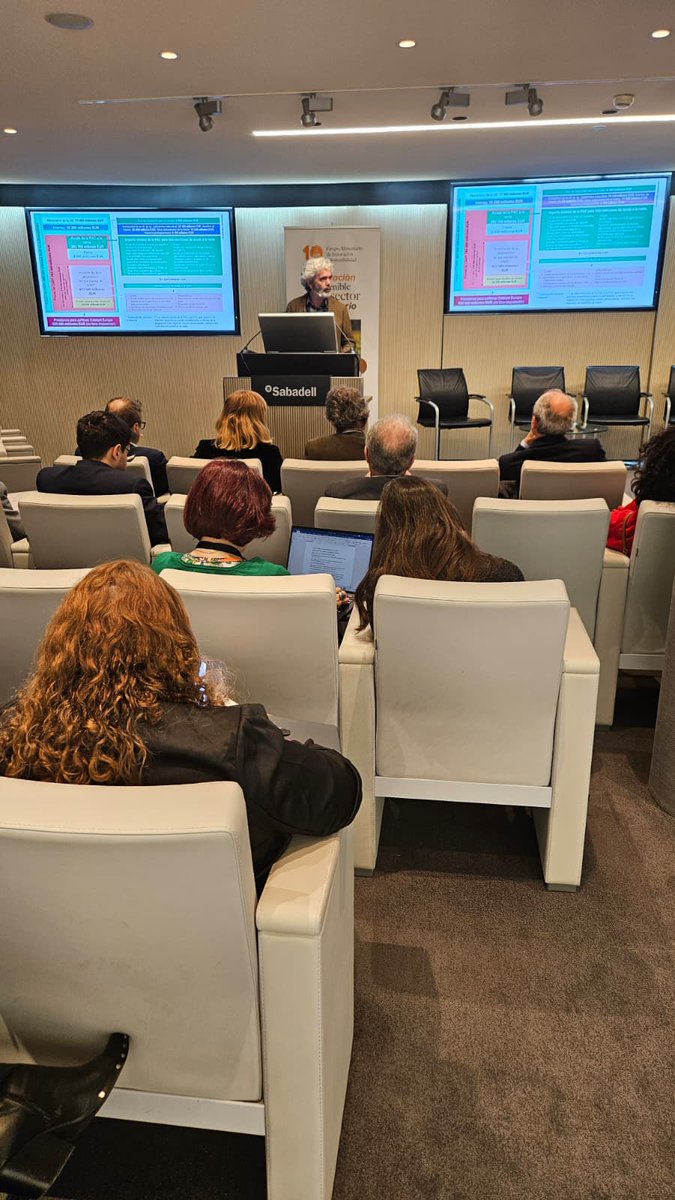 Turno de Gregorio Dávila (Deputy-Head of Unit B2. European Commission)

con su charla: "Una agricultura europea para un futuro verde: visión y políticas hacia 2030"

#FeedingTheWorld #GISAlimentario