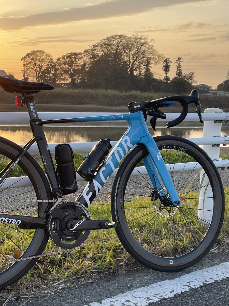 hakkun1211's tweet photo. シートポスト一本で7万4千ってバグやろ

#DARIMO #FACTOR  #roadbike #ostro https://t.co/JACu6Q9fPk