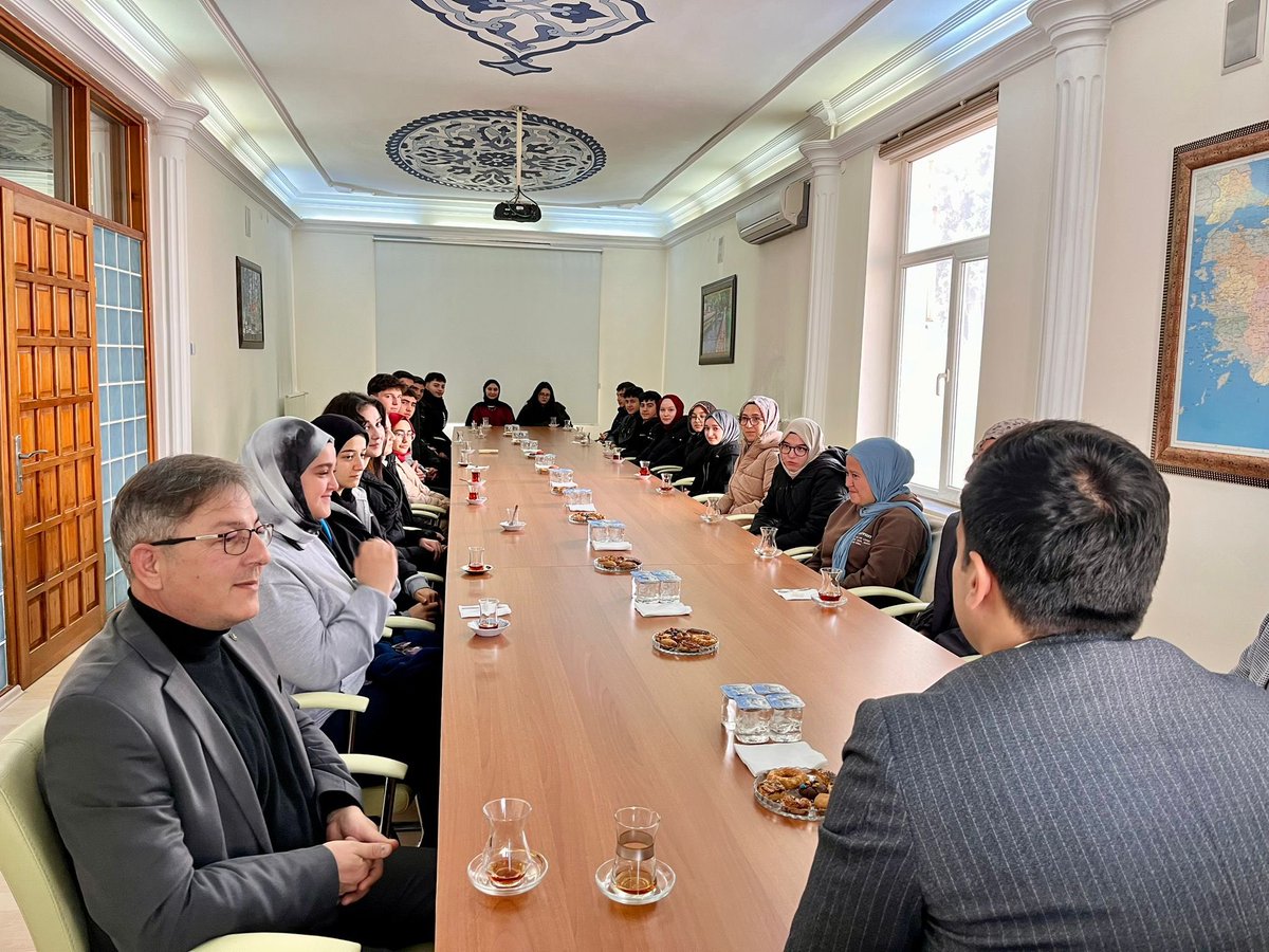 Dursunbey Sarı Hoca Anadolu İmam Hatip Lisesi öğrencileri,“Mesleki Tanıtım Ziyaretleri”projesi kapsamında Kaymakamımız Sayın Muttalip Çetin ile bir araya geldi.Öğrencilerimiz, kaymakamlıkta gerçekleştirilen ziyarette hem sorularını yöneltti hem de meslekler hakkında bilgi edindi.