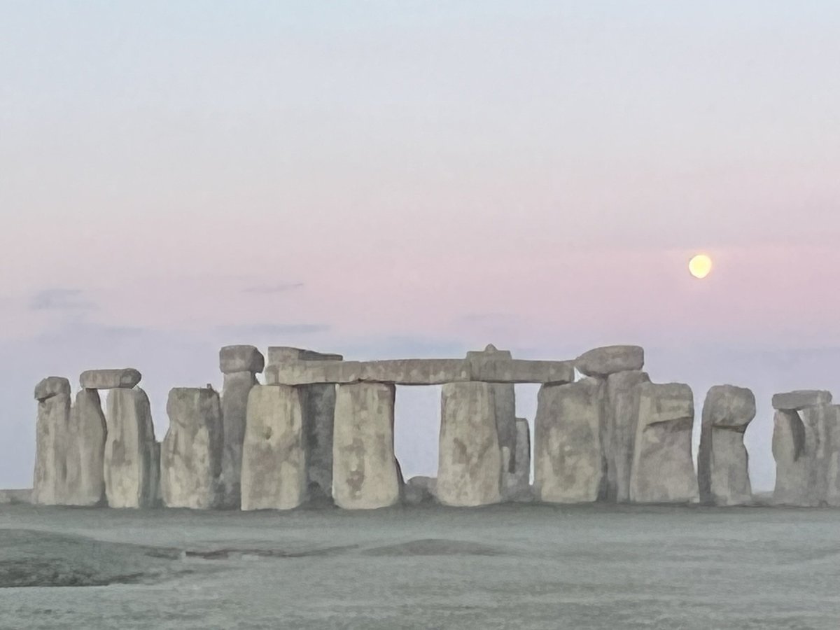 ST0NEHENGE's tweet photo. Sunrise at Stonehenge today (3rd December) was at 7.51am, sunset is at 4.00pm 🌤️🥶🌖 https://t.co/OA5wPRbiOC