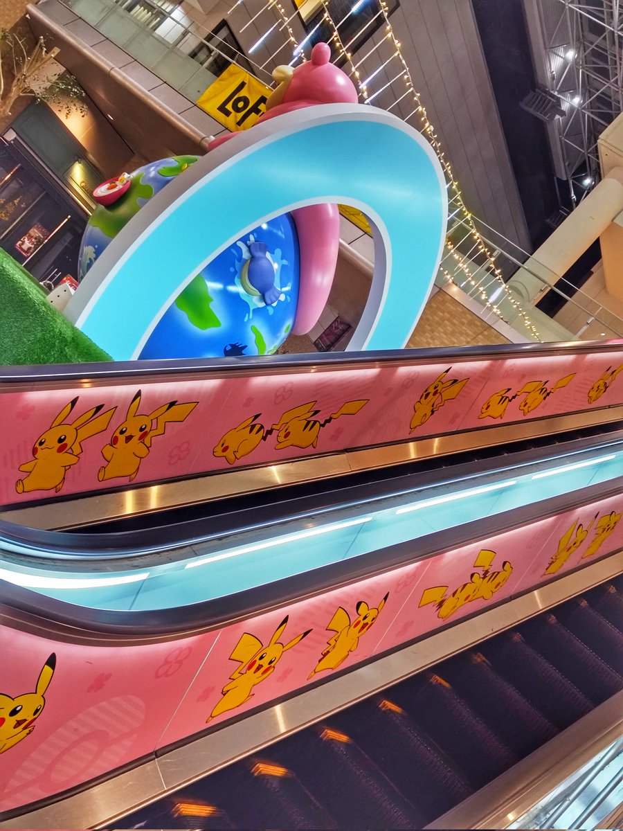 ヤドン…クリスマスツリーだやぁん… エスカレーターもピカチュウと