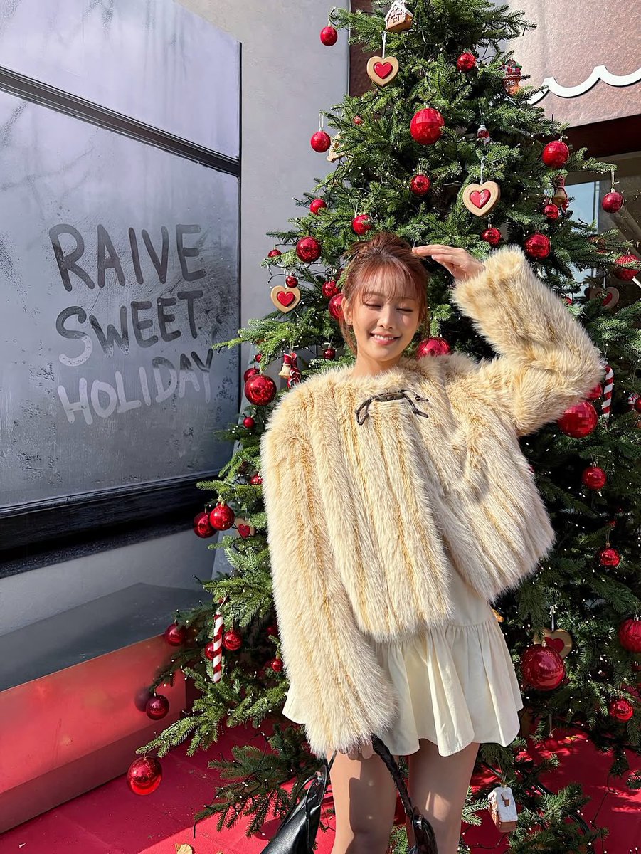 minnicha_th's tweet photo. [IG] 251203 min.nicha

“Christmas is coming!🎄อย่าลืมมาใช้ช่วงเวลาดี ๆ กับคนที่คุณรักสักครั้งหนึ่งที่ Raive Holiday Studio นะคะ!🎅🏼🎁 #.โฆษณา #RAIVE #레이브한남”

#มินนี่ #MINNIE #민니
#idle #아이들 [1] https://t.co/GGrrU5MJxw
