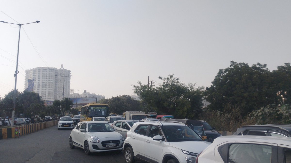 vikasku43029057's tweet photo. गाजियाबाद:- राज नगर एक्सटेंशन राजनगर रेजिडेंसी के बाहर चलती स्कूल बस का निकला पहिया जबरदस्त जाम @ghaziabadpolice https://t.co/B8L6pWJCmT