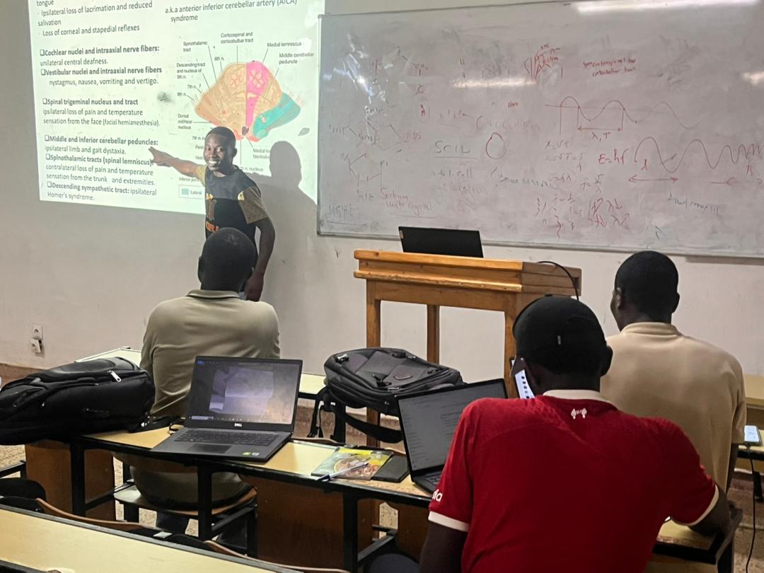 oli34925's tweet photo. Exploring the brainstem and neck anatomy through peer learning — where complex concepts become clear through teamwork.
#MedEd #Brainstem #Anatomy https://t.co/goEWSNcrRG