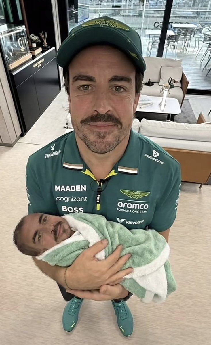 cloutiful tweet media