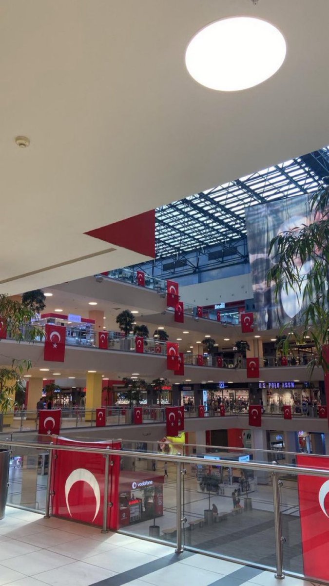 Dünyanın en güzel bayrağı. 

Yakışmadığı yer yok!