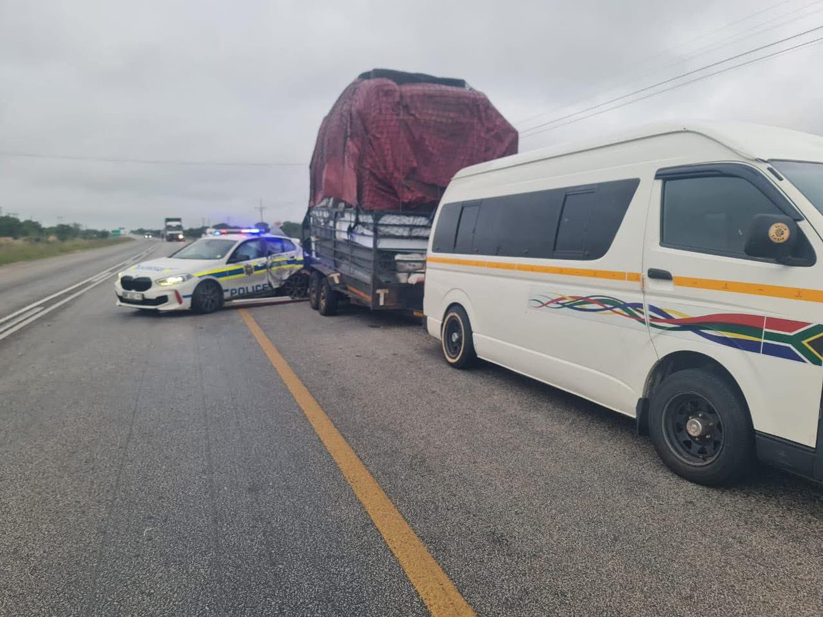 TRAFFIC ALERT: ACCIDENT INVOLVING CROSS-BORDER TAXI AND POLICE VEHICLE ON N1 NORTH

An accident involving a cross-border taxi and a police vehicle has occurred on the N1 North just outside Polokwane, near Heumanskloof.