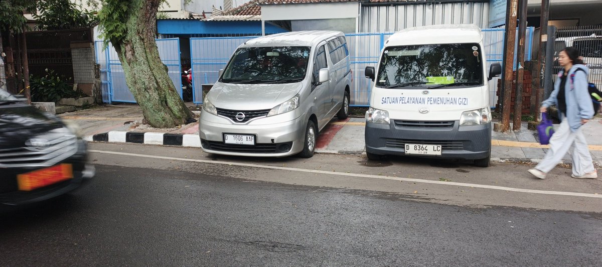 Trotoarnya masih baru, tapi tetep we ga bisa dipake pejalan kaki. Mungkin dari Kontraktor ya juga belum hand over, lokasi jalan Lodaya Sebrang Baso Akung, <a href="/PRFMnews/">Radio PRFM</a>