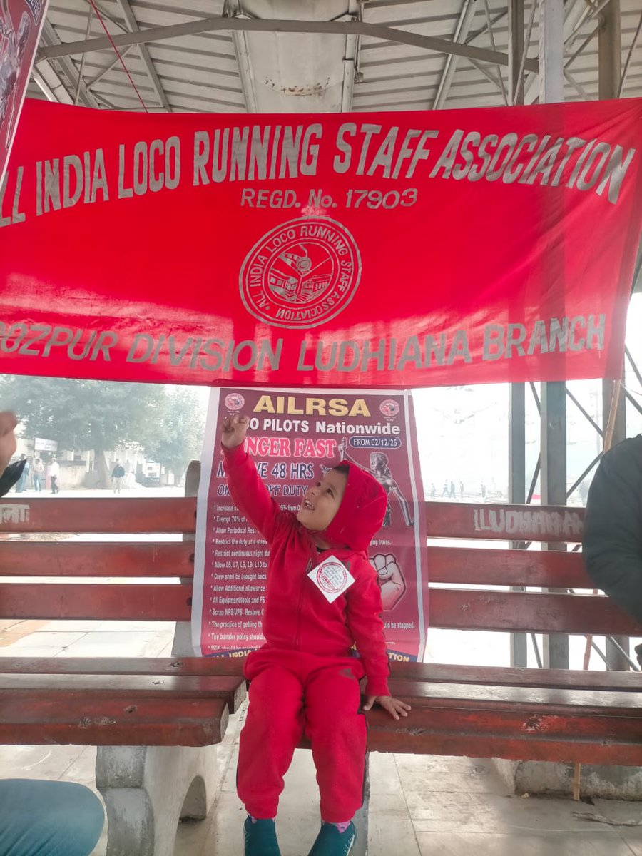 ailrsafzrdivi's tweet photo. दिनांक 2 दिसंबर 2025 सुबह 10 से फिरोजपुर मंडल व जम्मू मंडल का लोको रनिंग स्टाफ  48 घंटे के उपवास पर है https://t.co/l77pvIjCjr