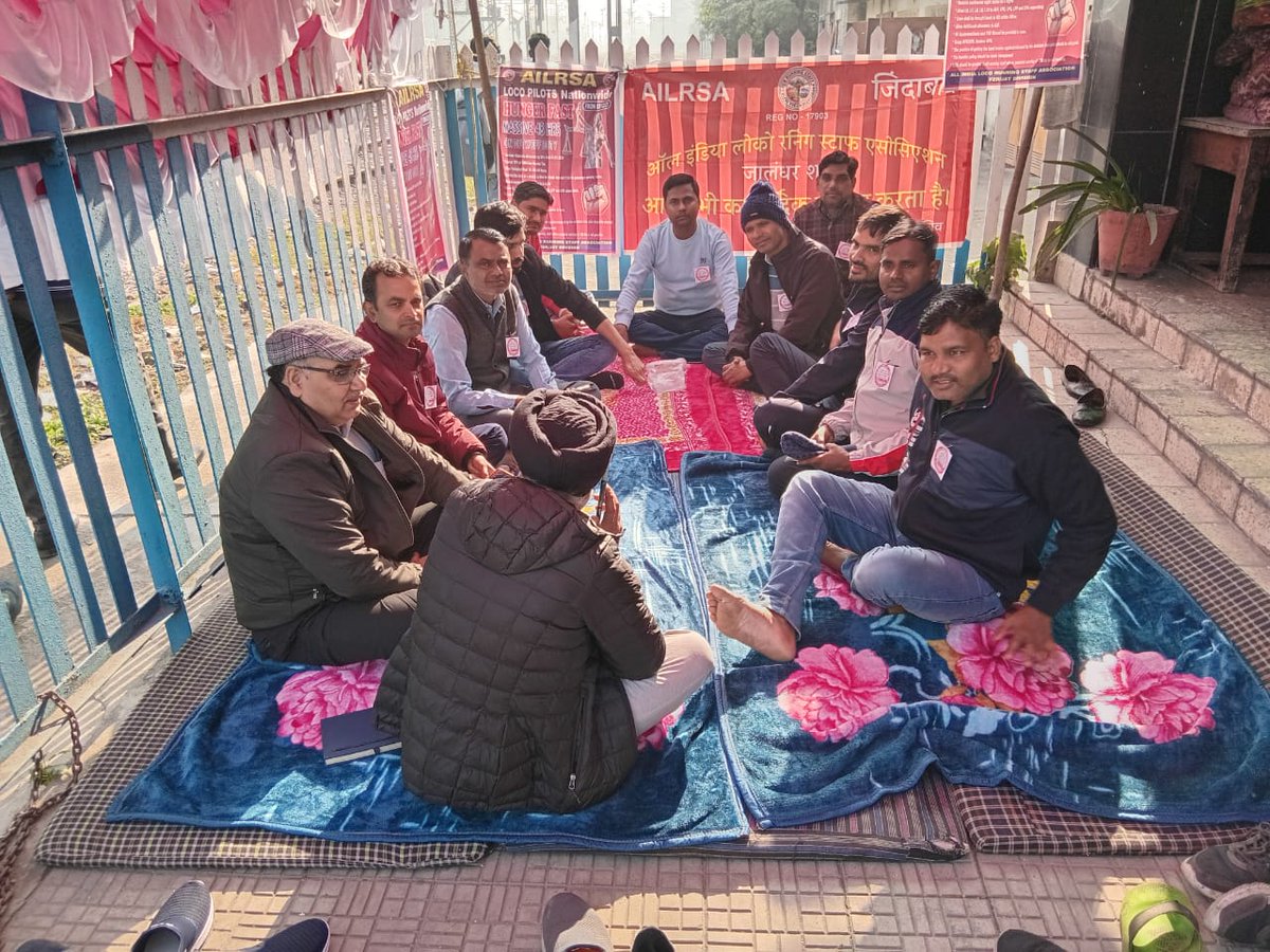 ailrsafzrdivi's tweet photo. दिनांक 2 दिसंबर 2025 सुबह 10 से फिरोजपुर मंडल व जम्मू मंडल का लोको रनिंग स्टाफ  48 घंटे के उपवास पर है https://t.co/l77pvIjCjr