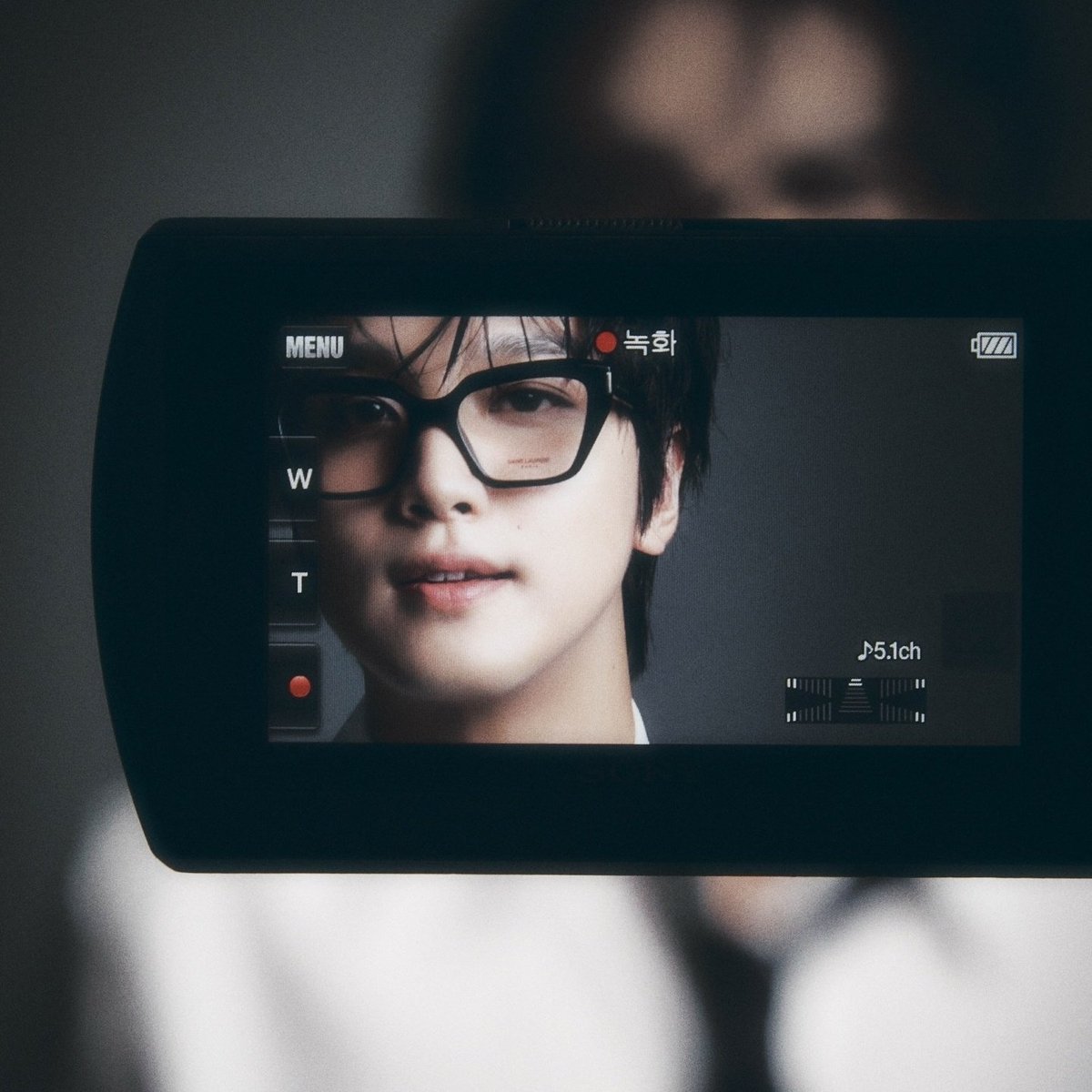 얼굴 개처좋아서 지금 50분 째 뜯어봄 아 진짜 해찬 좋다..