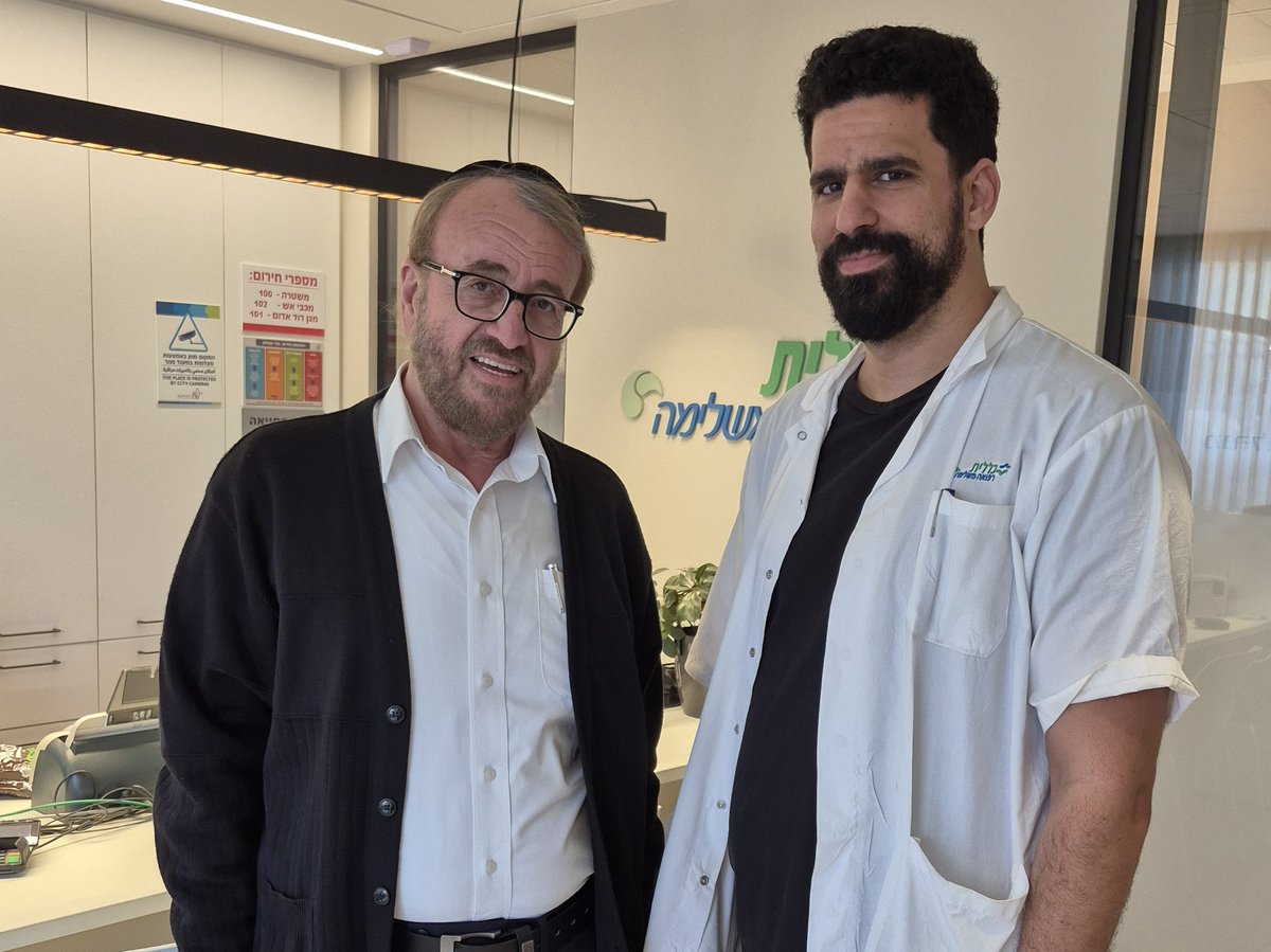 חורג ממנהגי.
לפני שנים רבות בעקבות דלקת בגיד, עם כאבי תופת ביד ימין, לא עזרו תרופות וגם לא זריקות.
בסוף דיקור סיני עבד יופי.
זה חזר שוב, ומיד פניתי לרפואה משלימה של "כללית" (רחוב המכבים בבני ברק), ויותם סריה המקצוען שטיפל בי, סגר את הסיפור והכאבים החזקים!
תודה יותם.