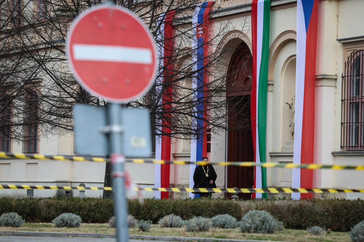 HungaryVox's tweet photo. 🚨 Heavy police presence and total media blackout at the V4 leaders’ summit in Esztergom. The press - including independent outlets - was excluded, with journalists kicked out from the site itself. State media (MTVA) will publish only official statements...

#V4 #Visegrad #Orban #Hungary #Poland #Slovakia #CzechRepublic #EuropeanUnion