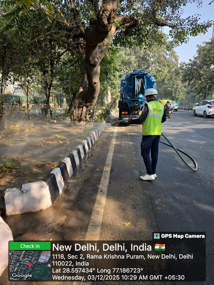 DCSOUTHZONE's tweet image. Focused action at air-pollution hotspot areas!

Teams are intensifying water sprinkling and dust control along key stretches to reduce particulate matter and keep Delhi’s air cleaner.

#DelhiFightsPollution #AirPollutionControl #MCD #CleanDelhi