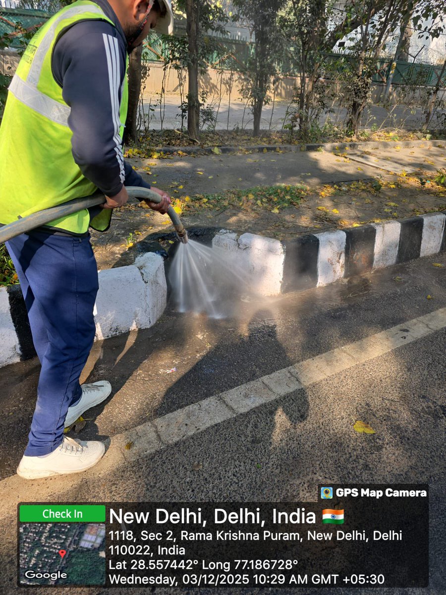 DCSOUTHZONE's tweet image. Focused action at air-pollution hotspot areas!

Teams are intensifying water sprinkling and dust control along key stretches to reduce particulate matter and keep Delhi’s air cleaner.

#DelhiFightsPollution #AirPollutionControl #MCD #CleanDelhi