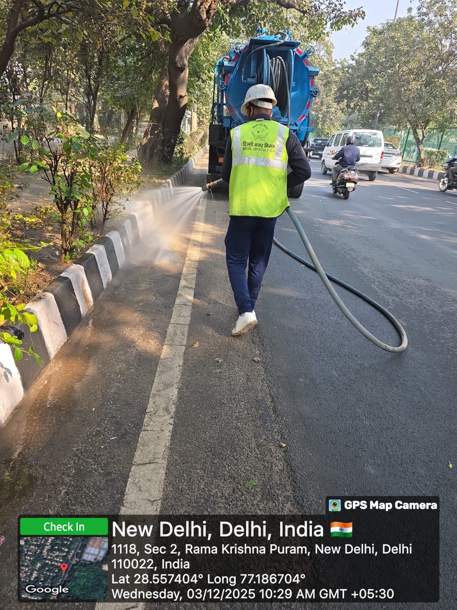 DCSOUTHZONE's tweet image. Focused action at air-pollution hotspot areas!

Teams are intensifying water sprinkling and dust control along key stretches to reduce particulate matter and keep Delhi’s air cleaner.

#DelhiFightsPollution #AirPollutionControl #MCD #CleanDelhi