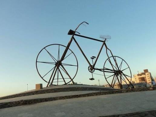 قبل كده برده قبضوا علي مقيم باكستاني كان بياخد المعتمرين الباكستانيين ميدان الدراجه في جده و يقول لهم إنها دراجه سيدنا إبراهيم.