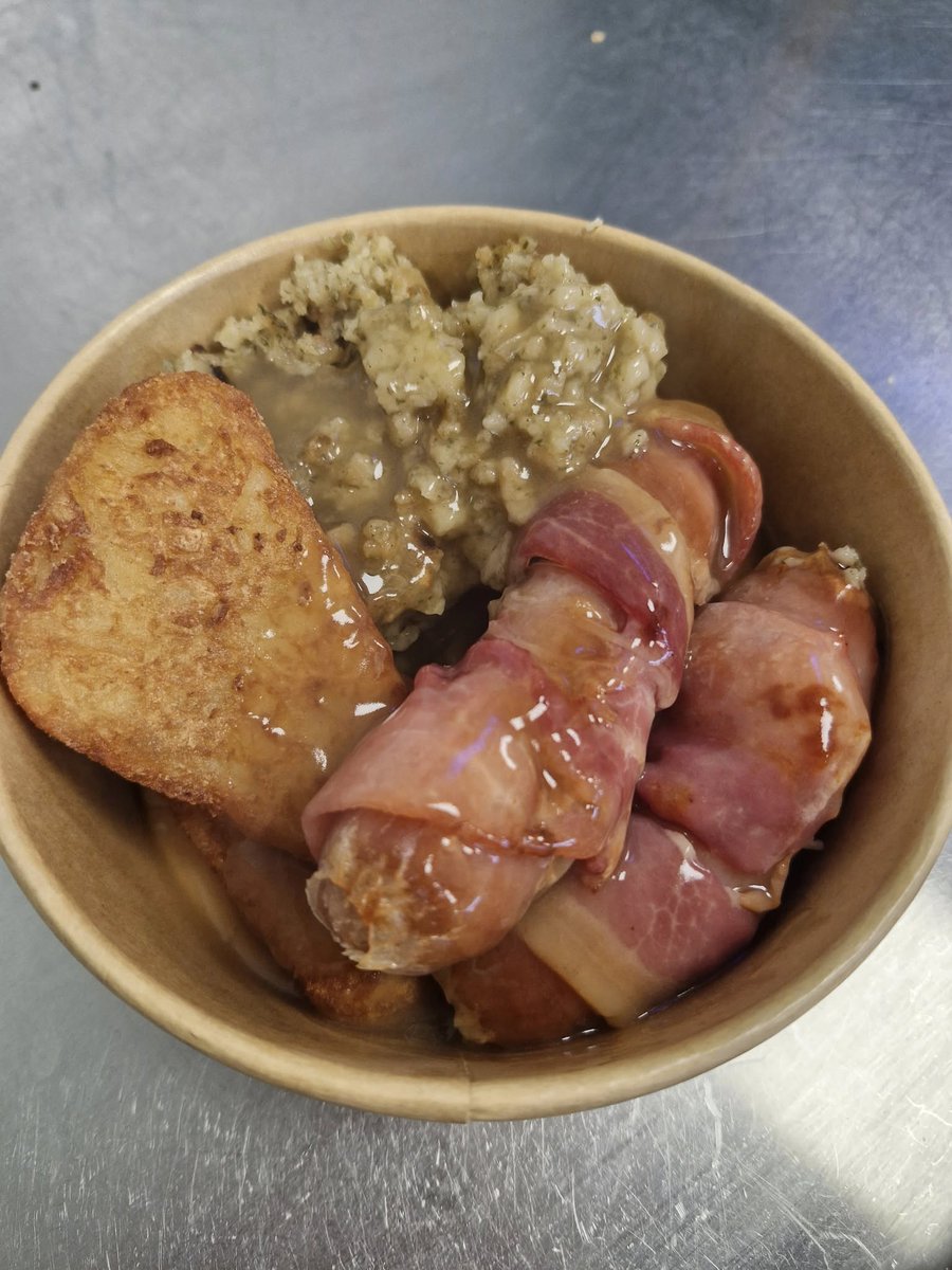 🎄Christmas comfort level: MAX! Hash browns piled high with giant pigs in blankets, stuffing, and a gravy waterfall 😋 Only at Victorias breakfast and lunch bar  –  get yours before they disappear! 🐷🍴✨

#ChristmasFood #FestiveFeast #EatLocal #ShrewsburyFoodie #Shrewsbury