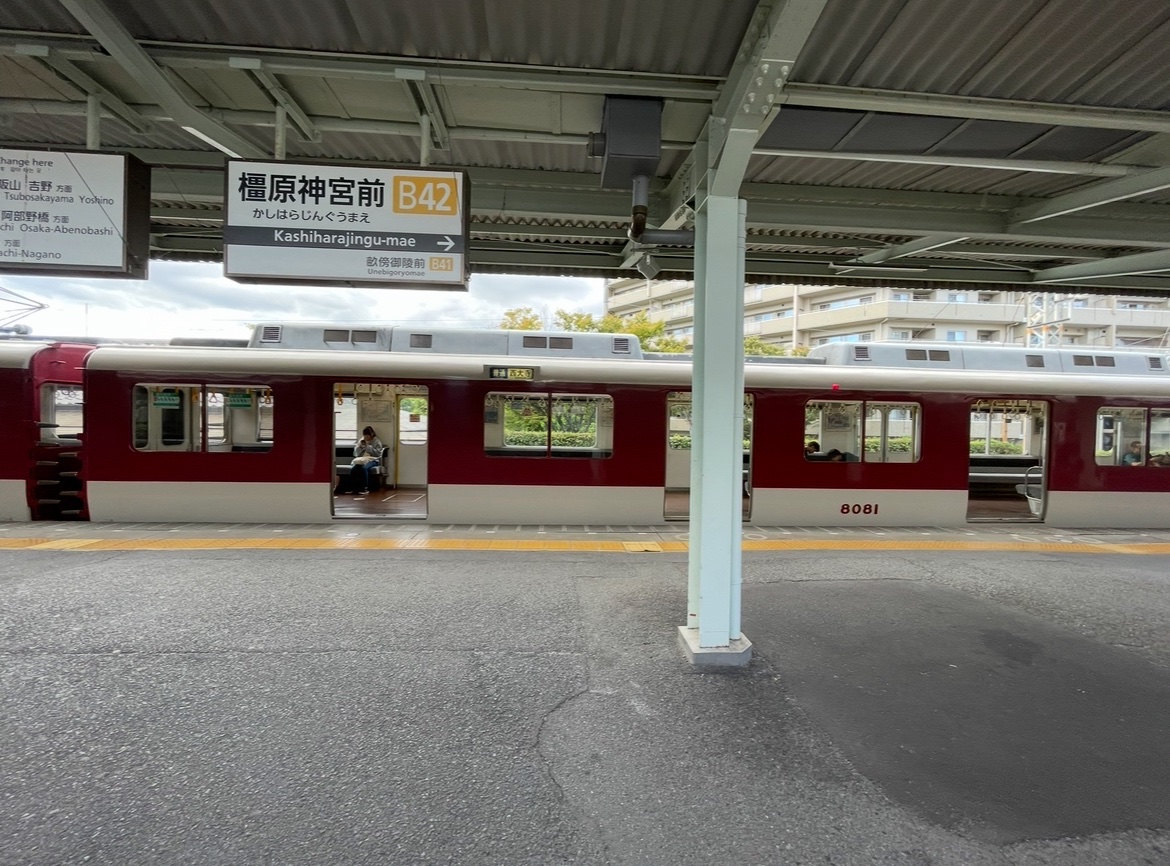 TMCNyade's tweet photo. 8000は全廃しましたが…今は田原本線を走っている8400？に組み込まれています。2.3枚目は橿原神宮前で撮りました https://t.co/MdWKLMwujV