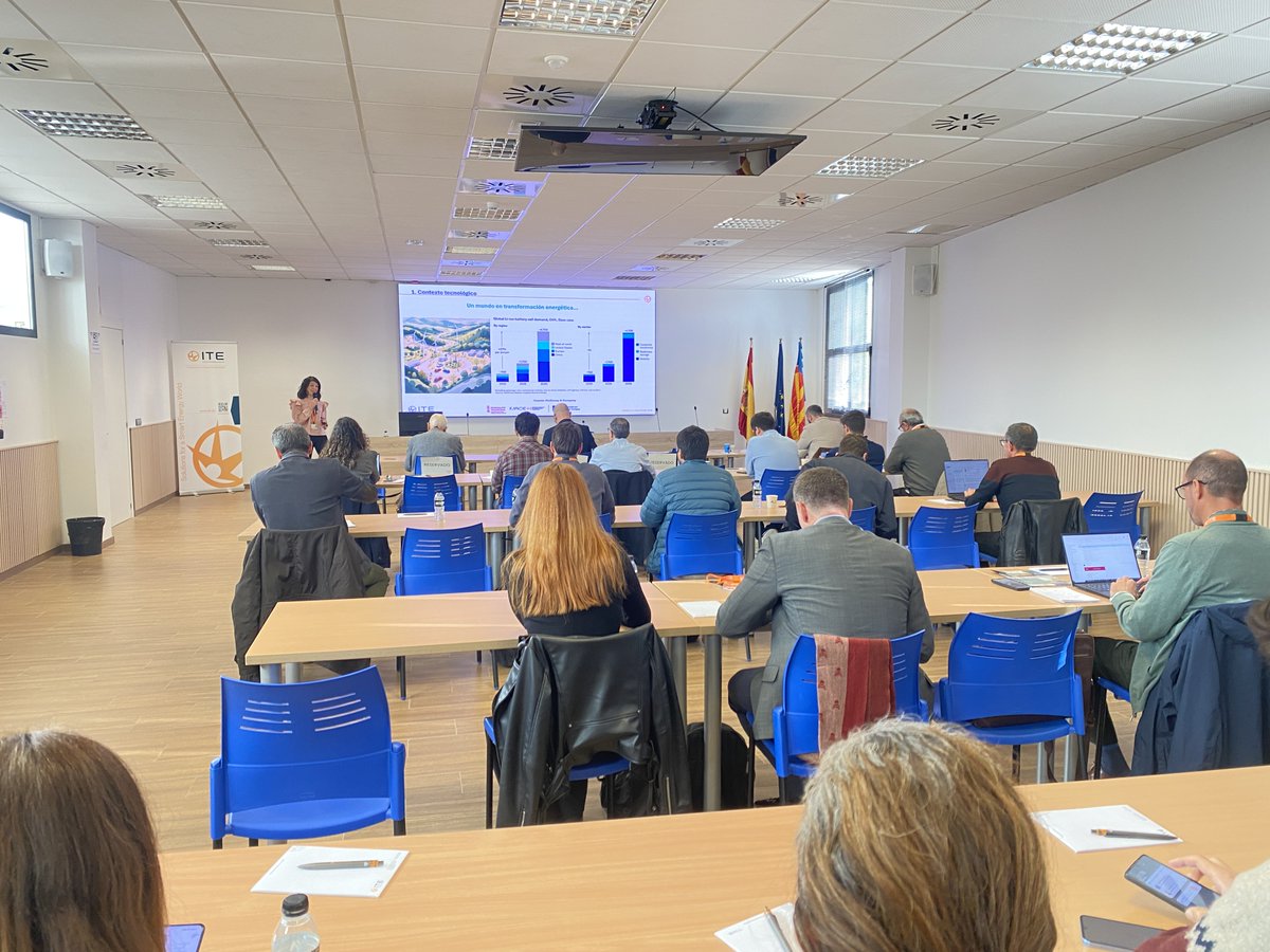 itenergia's tweet photo. Cristina Herrero expone en #ITEINNOVATIONTALKS los objetivos del proyecto #TRACA en el que intervienen @itenergia, @ITI_TIC e @InescopTech con el apoyo de @GVAivace. TRACA avanza en el #pasaporte digital de producto multisectorial para #baterías y #calzado. @Redit_es #legislación https://t.co/664SlHgpQx