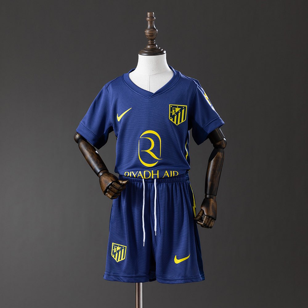 Equipación Atlético de Madrid 25/26 😍
Disponible en varias tallas 📏
Con envío gratis 🚚 
Para más info sobre camisetas, link en la bio🤝
#futbol #camisetas #laliga #Navidad