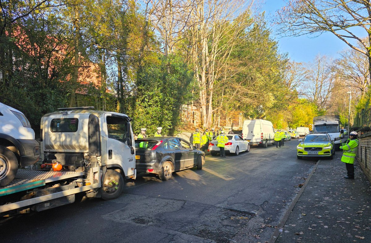 gmptraffic's tweet image. Op Considerate - Broughton, RPU shared skills and knowledge with Student Officers, so they know how to contribute to #visionzero.  
In a 3hr operation 38 TOR's issued  for #fatalfour - 18x No seatbelt, 7x uninsured vehicles seized.  plus more.  
We all play a part @SaferRoadsGM
