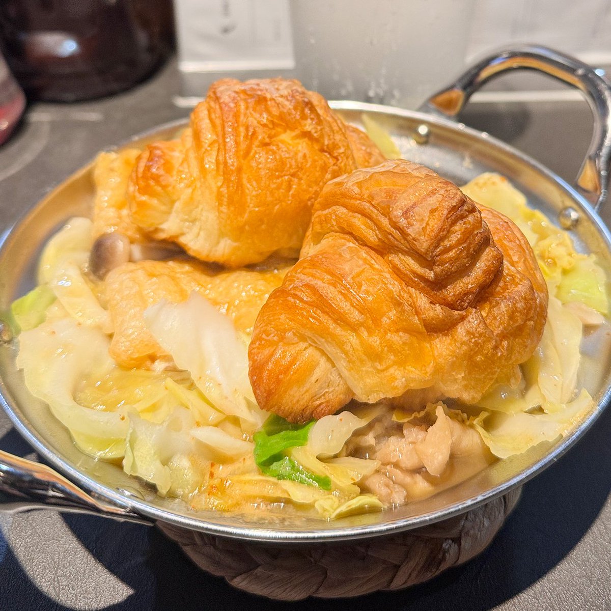 今、話題の亀戸「ぶた鉄」のクロワッサン鍋（680円）。

牡蠣や白子の味噌鍋にクロワッサンを浸すと…甘みとバターがスープに溶けて、まろやかな味噌バター鍋のような味わいに変わる。新感覚のおいしさ✨