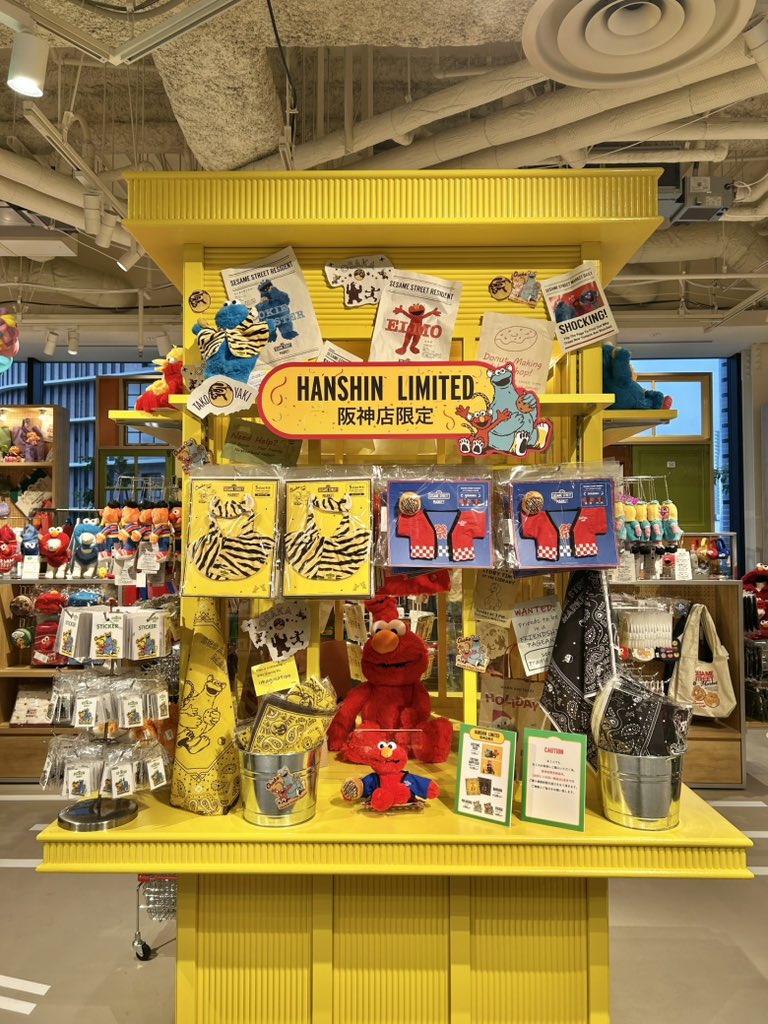 SesameStMarket's tweet photo. ㊗️ついに❣️本日、セサミスト���ートマーケット3号店となる阪神梅田本店がオープンいたしました🎉

関西エリア初のオープンを記念し、トラ柄、法被、たこ焼きなど、大阪ならではのモチーフを散りばめた遊び心あふれるデザインの阪神店限定アイテムが登場🐯
カフェエリアではドーナツやドリンクをはじめ、ボリューム満点のお食事メニューまで幅広くご用意しております🍽️
12/8(月)からは大人気のアメリカンワッフルが食べやすいミニサイズになったアメリカンミニワッフルの先行発売も🧇💓

さらにオープンを記念して、本日よりご来場いただいたお客様に先着で限定バルーンを差し上げます🎈
※本日12/3分の配布は終了いたしました。明日12/4より各日数量限定・先着順で配布いたします。

お友達やご家族とはもちろん、お一人様でもお気軽にお立ち寄りください🎪✨

※阪神店のカフェエリア（イートイン）は、本日12/3(水)～2026年1/12(月)までの期間、完全予約制にて営業いたします。なお、テイクアウトメニューの販売は12/8(月)より開始予定です。
イートインのご予約はプロフィール内「阪神梅田本店カフェエリア予約フォーム」リン��よりお手続きください。
※バルーンは数量限定、なくなり次第終了となります。

#sesamestreetmarket #セサミストリートマーケット
#sesamestreet #セサミストリート