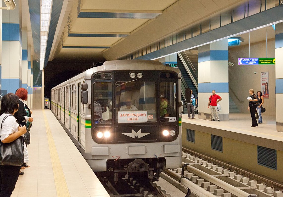 H39euro26823's tweet photo. @samuraj016 Sve 4 linije metroa u Sofiji sa 52 km PODZEMNIH PRUGA ISPOD ZEMLJE i 47 PODZEMNIH METRO STANICA su koštale do sada 7 milijardi eura . Srbija zida stadion i EXPO od 15+ milijardi eura BEZ METROA PRE TOGA . https://t.co/JdVan4ntew