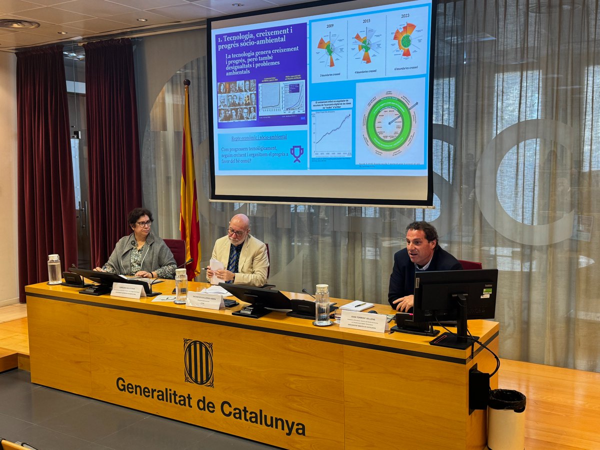 CTESC's tweet image. 🗣️ A la seva exposició Torrent afirma que “la tecnologia genera creixement i #progrés, però també #desigualtats i problemes #ambientals [...] és un repte clàssic com orientar el progrés”.

#JornadesCTESC #IALaboralCTESC