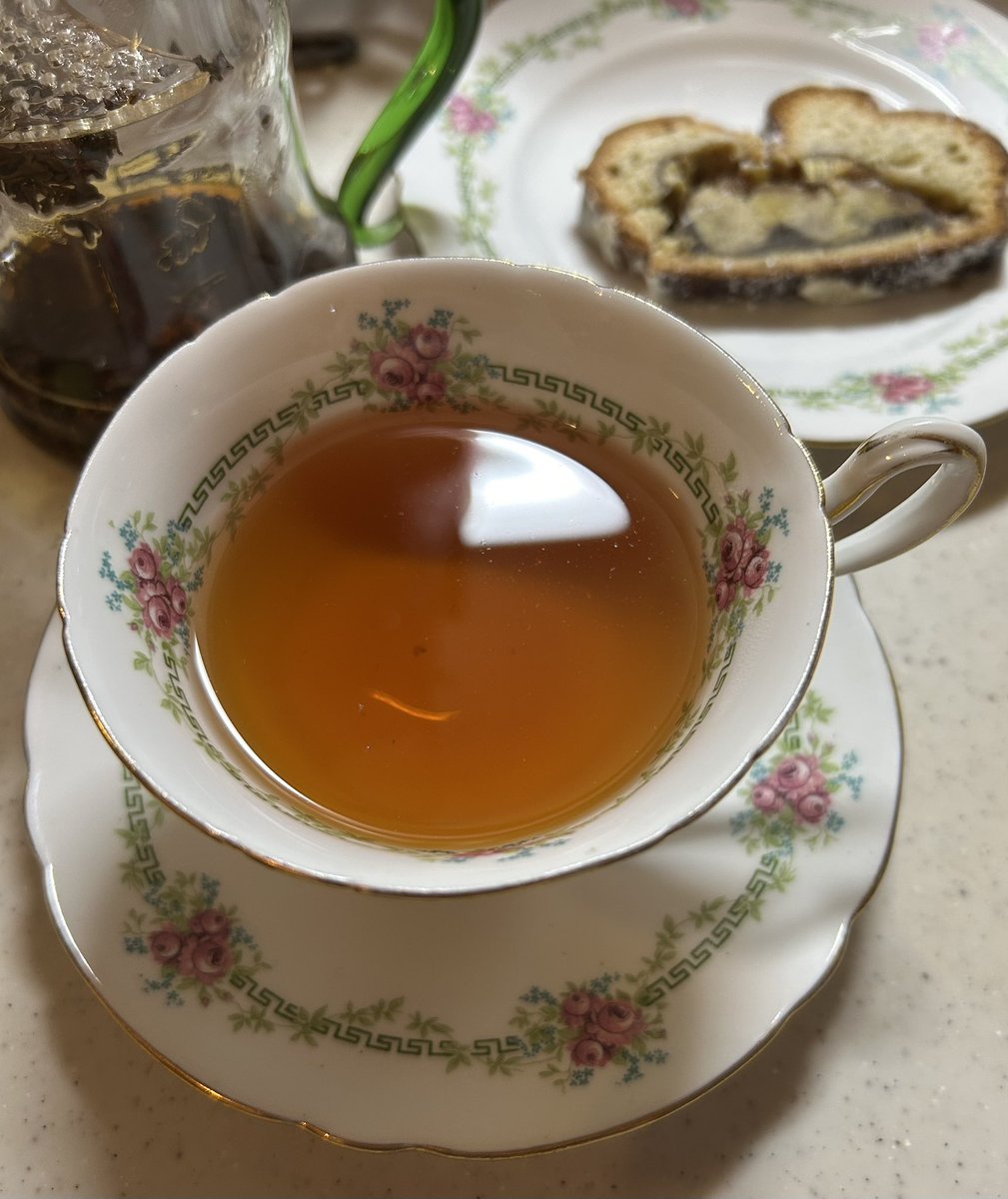 cat_teaparty's tweet photo. こんばんは🌙
急に寒くなったので
久し振りのお茶ポストです☕️
以前お友達にプレゼントして、美味しかったと言ってくれたGclefさんのキームンを淹れました✨
お茶請けは
L’atelier à ma façon さんの和栗のシュトーレン🌰
甘さ程よくめっちゃ美味しかったです❣️
来年もここに決めました♡

 #茶好連 https://t.co/GWXG8MBLgq