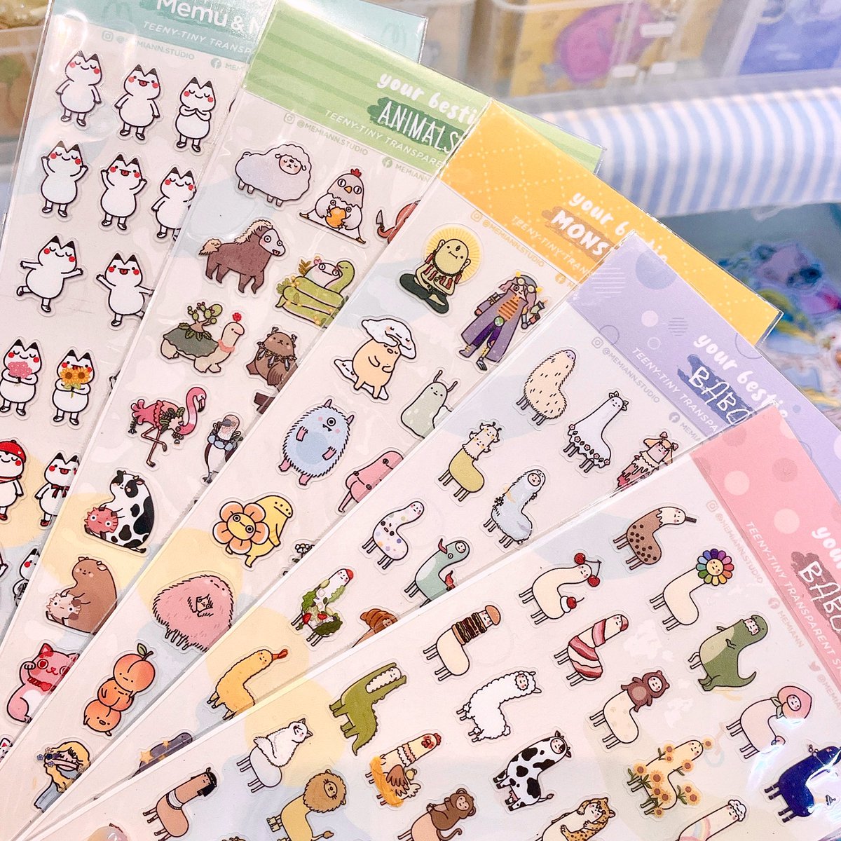 นอกจากจะรวบรวมเหล่าแก๊งค์ตัวประหลาดแล้ว เราจะรวบพลังฮึ่บไปเจอทุกคนด้วย 🥹❤️
แล้วพบกันที่ #YOLOARTFEST2025 นะคะ

🦌 Booth C13-14
🎅🏼 Sat 6 Dec 2025
🎄 Samyan Mitrtown Hall, 5th floor