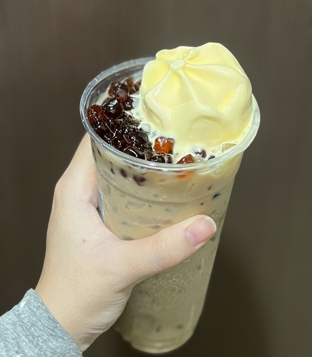 สายชานมแบบเราไม่พลาดสิ่งนี้ อะไรใหม่อะไรจึ้ง ก็ลองไปเลย นี่ DIYเมนูแบบจึ้งๆ ด้วยเจลลี่หมีบุกไข่มุก รสบราวน์ชูการ์ กับ ชาไทยไม่ใส่สีของชูใจ แอดตัว ไอติมวานิลลา เข้าไปคือเข้ากันมาก นี่ชอบฟีลชานมไข่มุกแก้วละร้อยมากกก แต่นี่หลักสิบอะ ฟินอ่าาาา