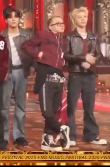 え バツ丸くんとヒョンソクさん同じ立ち方してる