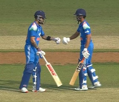 imkevin149's tweet image. The running between the wickets between Kohli and Ruturaj was solid, they both are enjoying batting together 🔥❤️