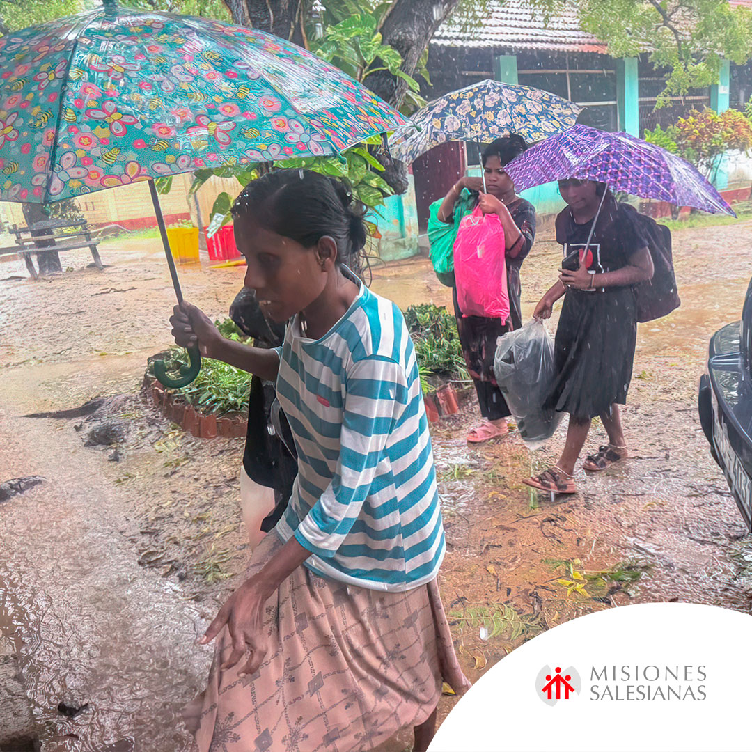 MSalesianas's tweet image. #NoticiaMS | Sri Lanka y Tailandia sufren graves inundaciones que afectan a millones de personas. Los Salesianos distribuyen alimentos, agua y refugio.
🙏 Tu ayuda es urgente y necesaria.
Lee la noticia completa y colabora 👇
[f.mtr.cool/vfvfjcojkl
🌍💙