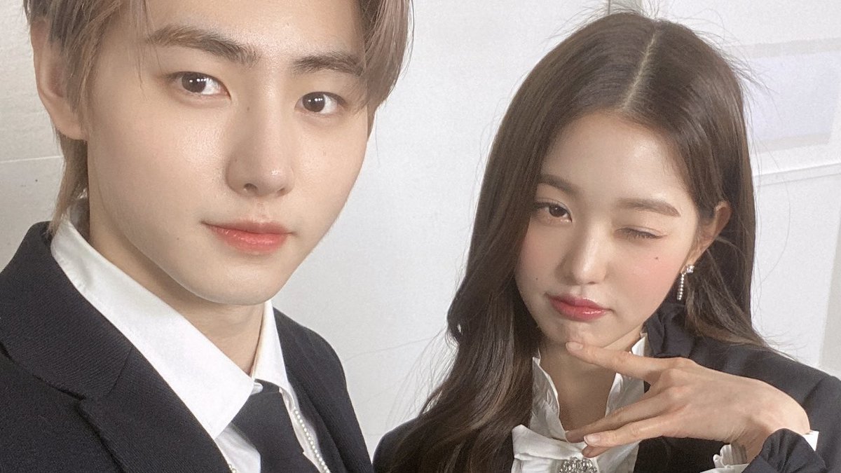 byabba_'s tweet image. 𝚄na vez más es momento de que nuestros mc favoritos lleguen con un update más y es que #𝙼𝐢s𝕒 &amp;amp; #ℨe𝕣o 𓈒 🖤 ◌ ☆ el día de hoy visten más que elegantes para este día tan especial que ꒰ 𝚖us𝐢𝕔 𝐛an𝑘 ꒱ preparó para ellos y todos los artistas del día de hoy.