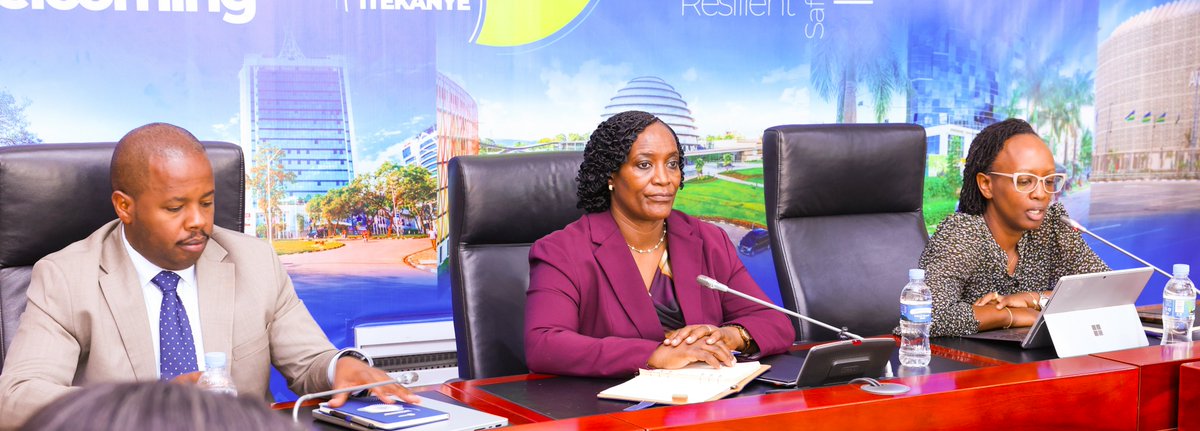 GenderMonitorRw's tweet photo. Kuri uyu wa Gatatu, Abayobozi b'inzego z'ibanze baturutse mu turere tugize   @CityofKigali bateraniye mu cyumba cy'inama ku biro by'umujyi bigaruka ku ruhare rwabo mu kwimakaza ihame ry'uburinganire no kurwanya ihohotera rishingiye ku gitsina.
#TwimakazeUburinganire
#EndGBV https://t.co/sCaIO9oMT7