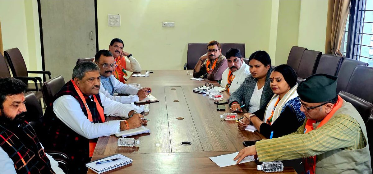 idharampalsingh's tweet image. काशी क्षेत्रीय कार्यालय पर वाराणसी  जिला/ महानगर के माननीय विधायकगण, महापौर एवं जिला पंचायत अध्यक्ष के साथ मतदाता विशेष गहन पुनरीक्षण (S.I.R) अभियान की समीक्षा कर आगे की योजना पर चर्चा किया।